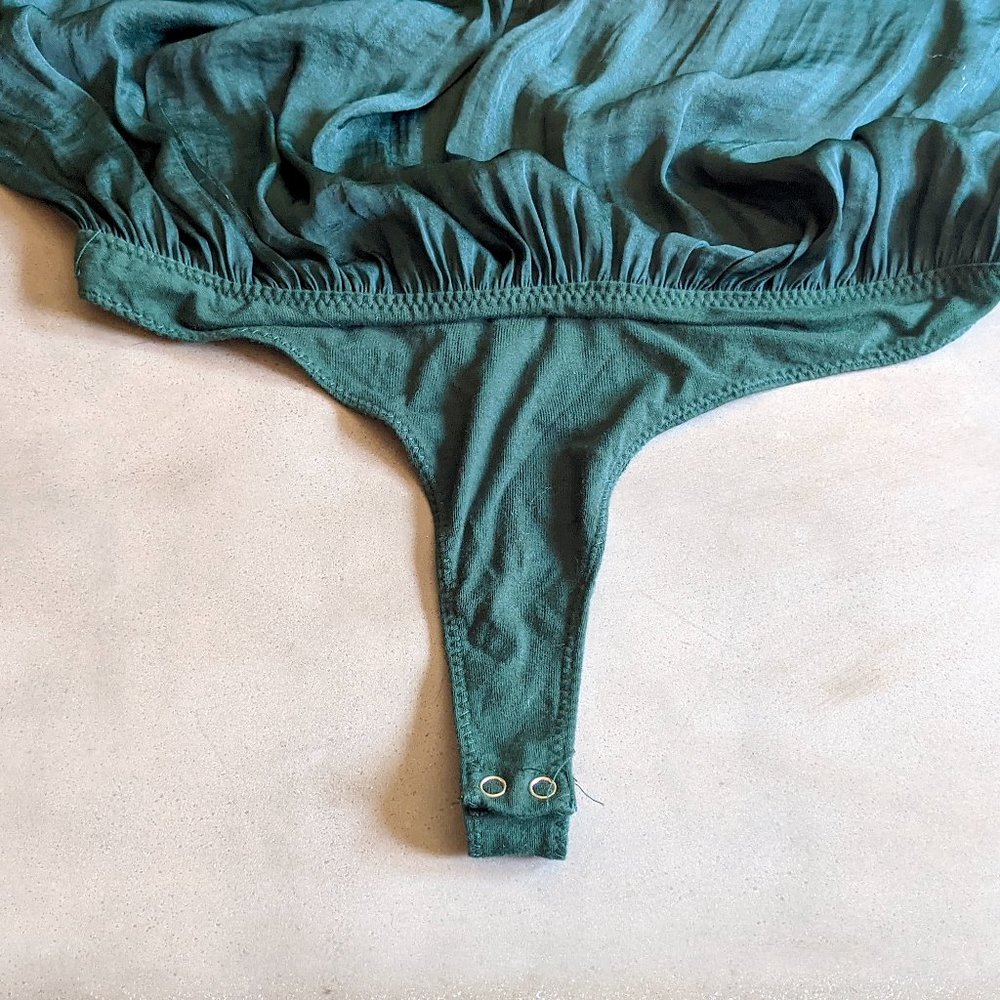 ✨5/$15✨ Free People Dark Green Bodysuit - Picture 4 of 6